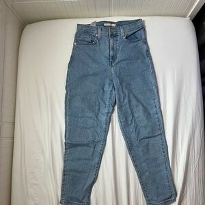 Levi’s light wash High Waisted Mom Jeans size 27